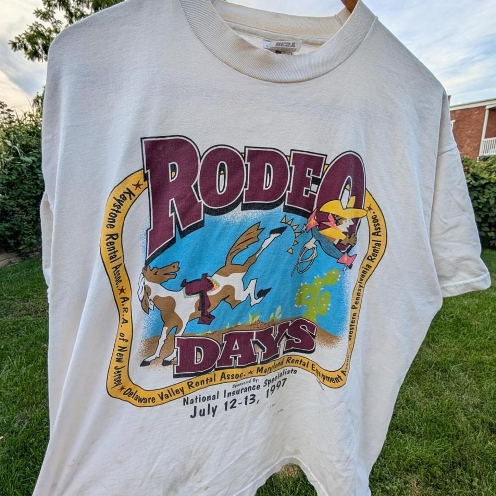 Vintage 1997 Rodeo Days T-Shirt Fruit of the Loom Best Cream‎ XL Graphic Tee 90s
